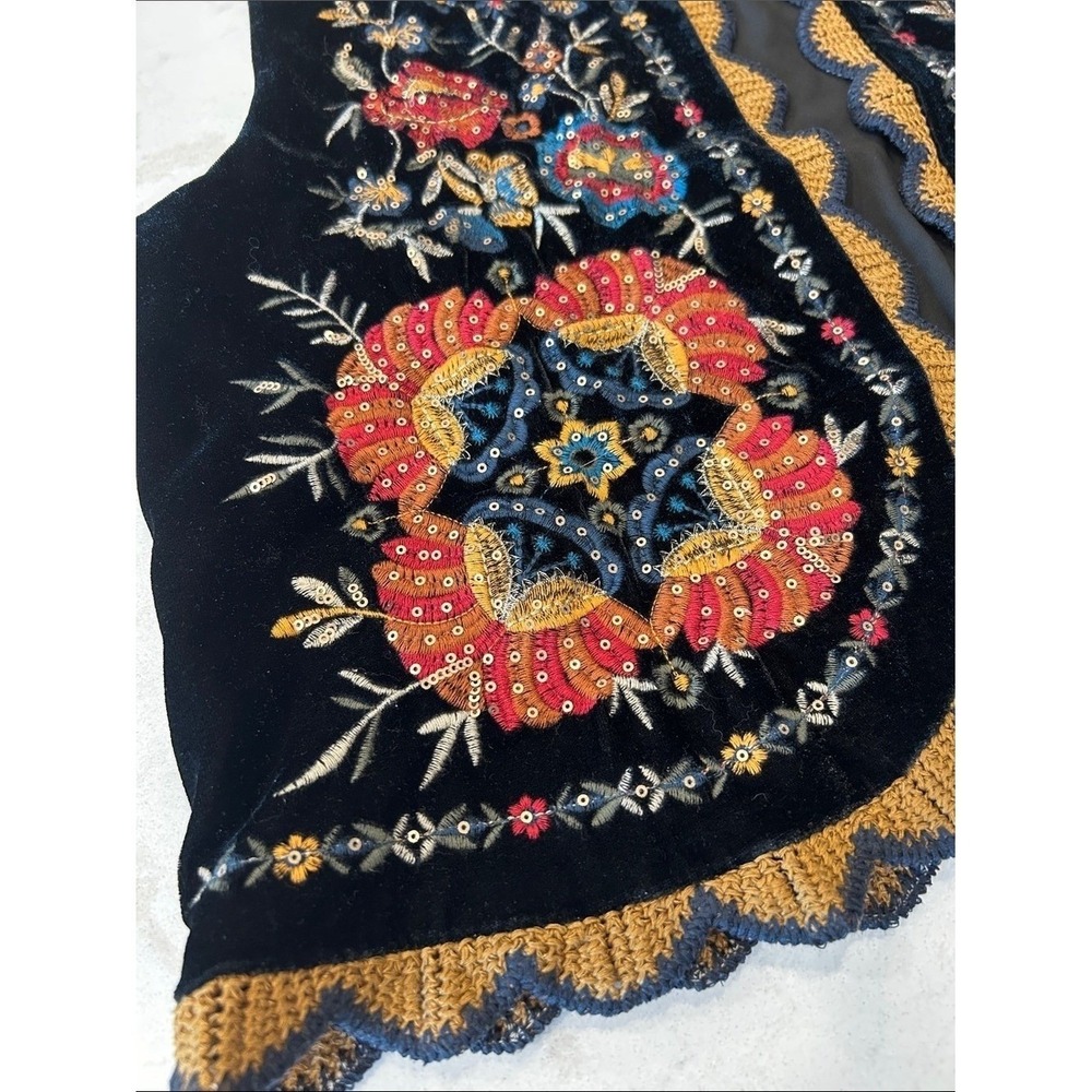 Vintage Black Velvet Embroidered Floral Open Front Vest Boho Folk Art Scalloped - Picture 6 of 7